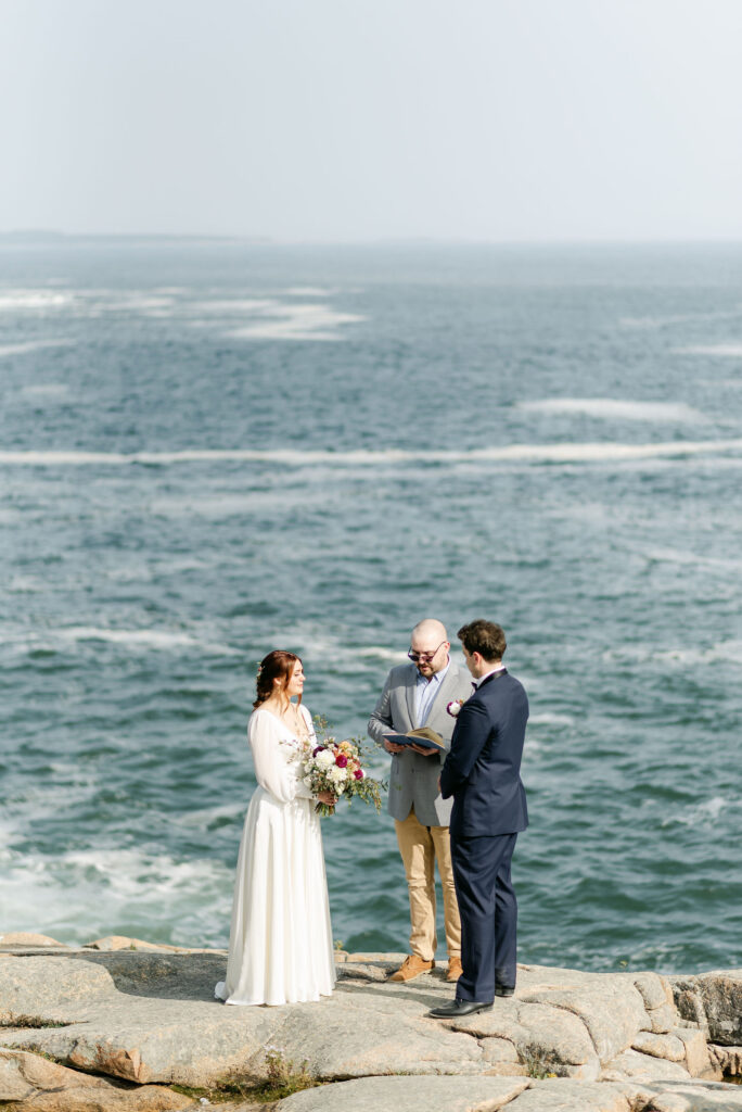 bar-harbor-acadia-micro-wedding-photographer-portaits-ceremony-cliffs
