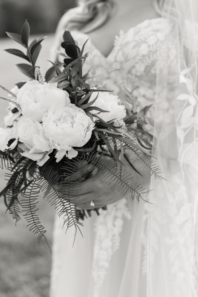 vermont-wedding-elopement-photographer-mountain-top-resort-killington-woodstock-ceremony-couples-bride-groom-portraits-flowers-bouquet