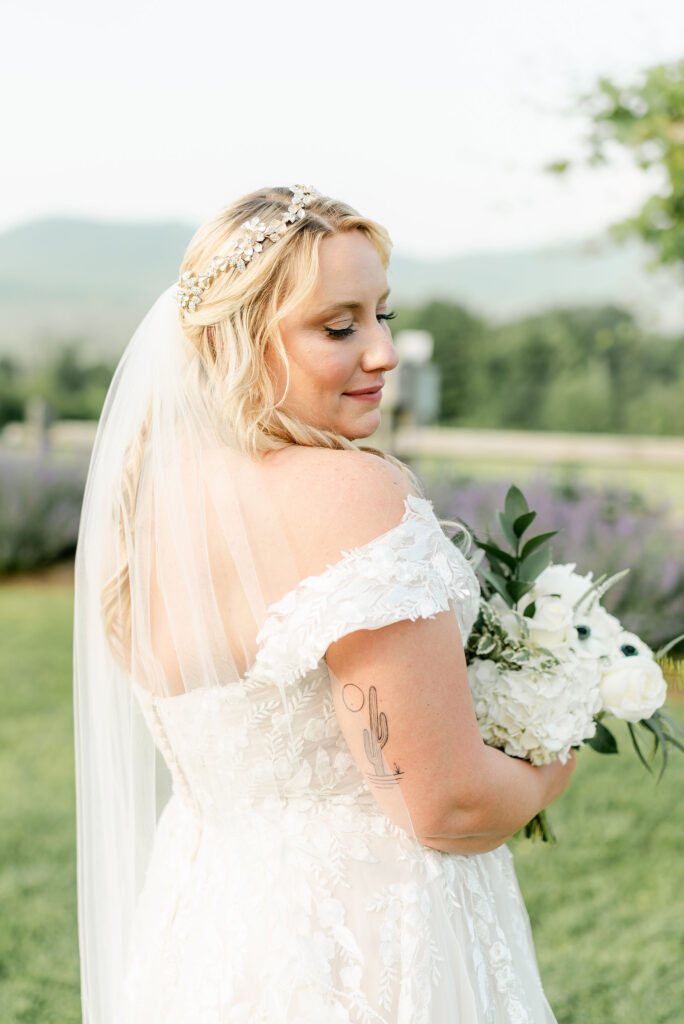 vermont-wedding-elopement-photographer-mountain-top-resort-killington-woodstock-ceremony-couples-bride-groom-portraits-flowers-bouquet