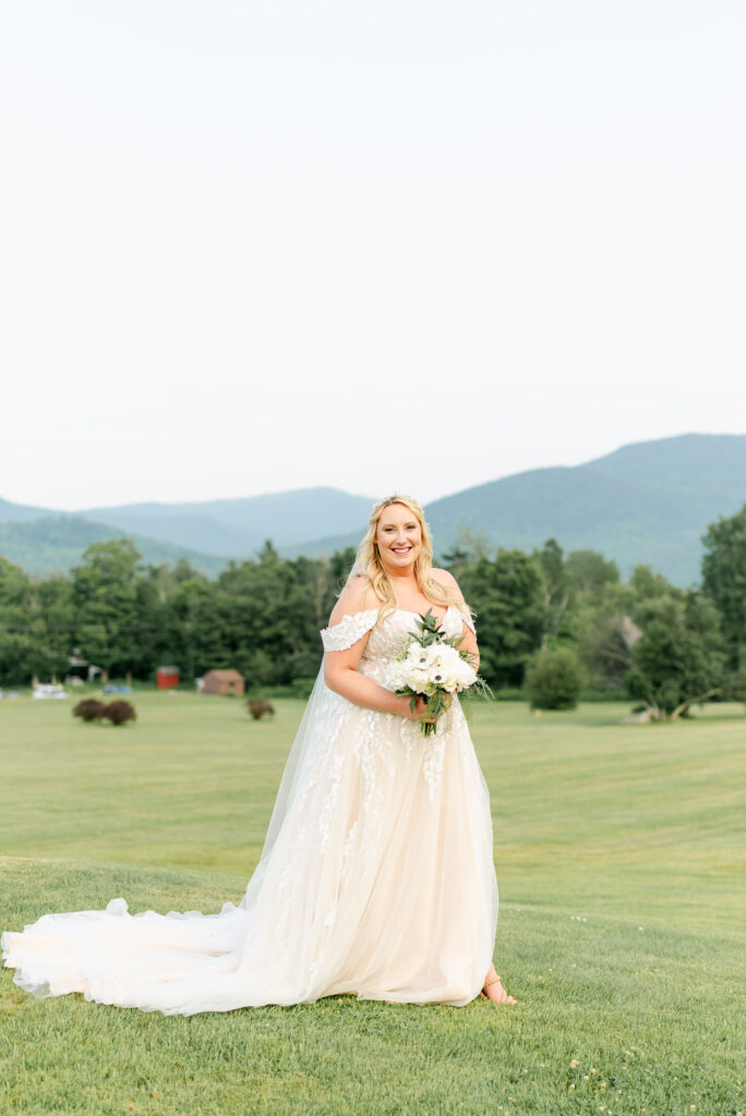 vermont-wedding-elopement-photographer-mountain-top-resort-killington-woodstock-ceremony-couples-bride-groom-portraits-flowers-bouquet-details