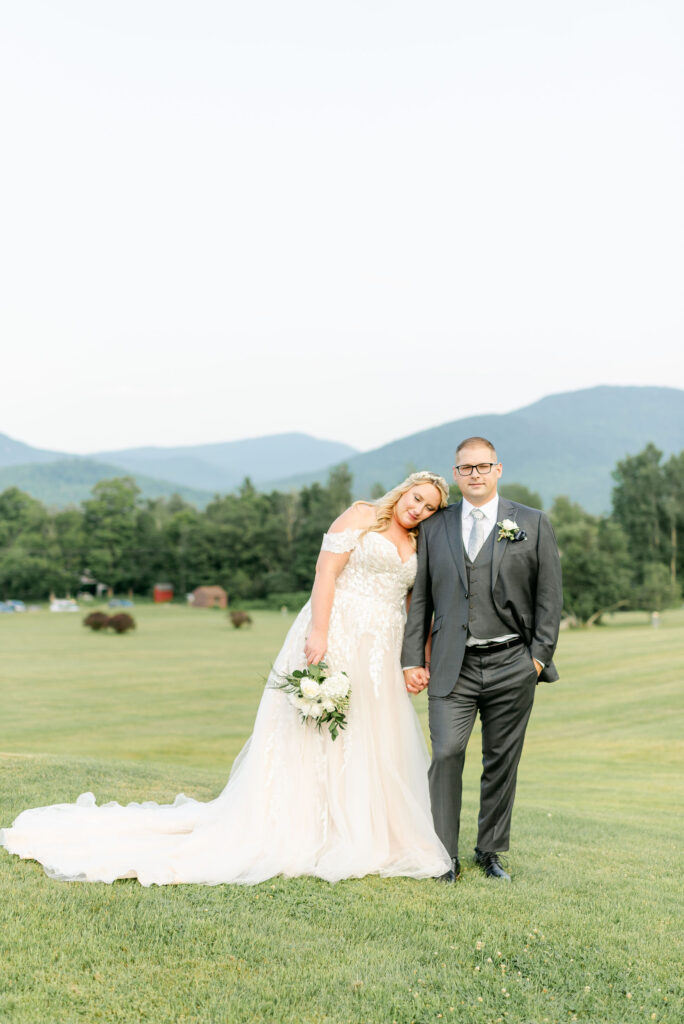 vermont-wedding-elopement-photographer-mountain-top-resort-killington-woodstock-ceremony-couples-bride-groom-portraits-flowers-bouquet-details