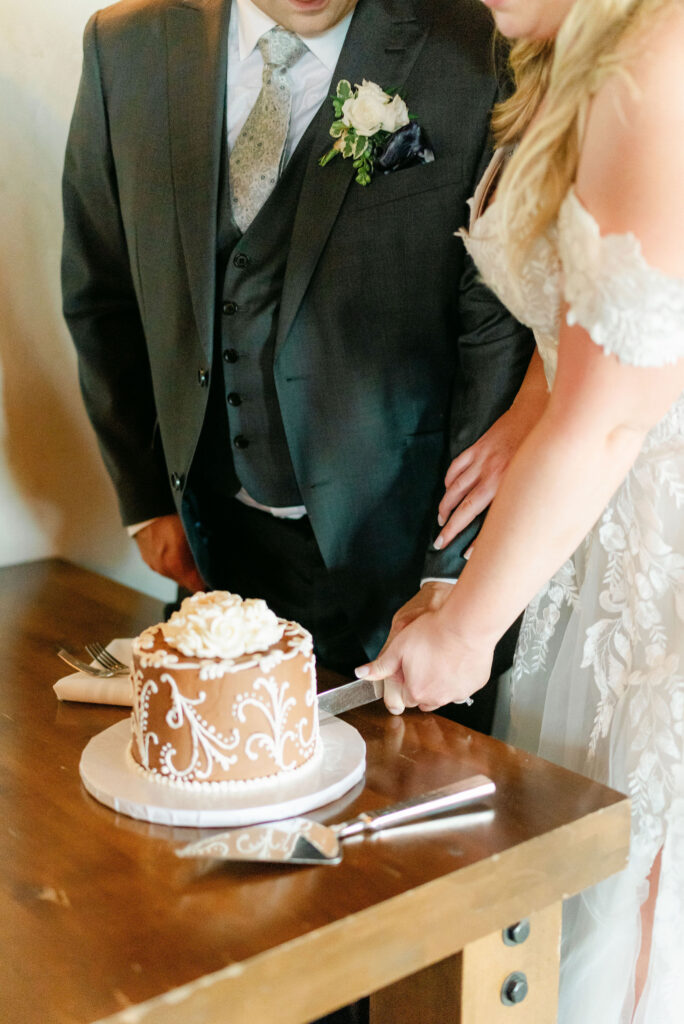 vermont-wedding-elopement-photographer-mountain-top-resort-killington-woodstock-ceremony-couples-bride-groom-portraits-venue-cake